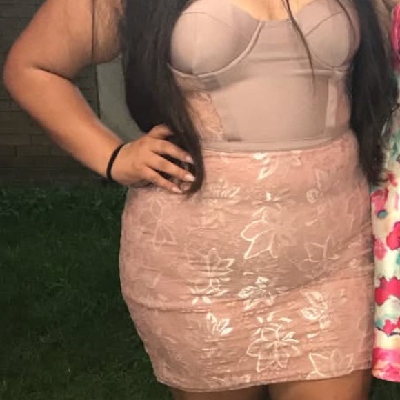 Elegant Lace Strapless Dress in moby pink - Picture 7 of 7